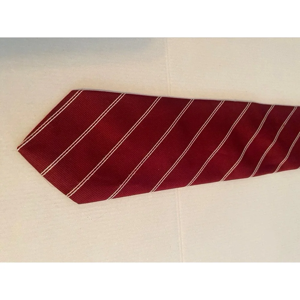 brittania necktie features